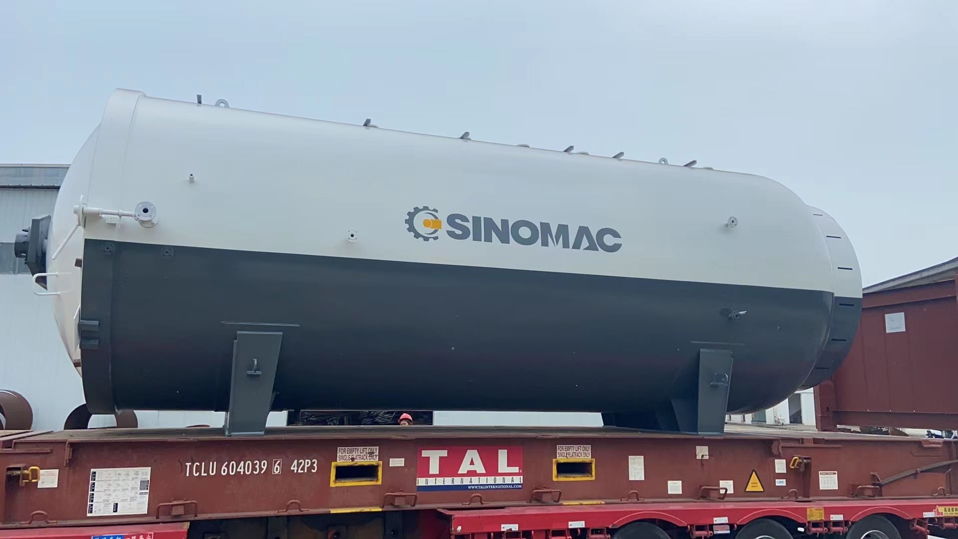Sinomac's Glass Autoclave Urgently Shipped to Ukraine